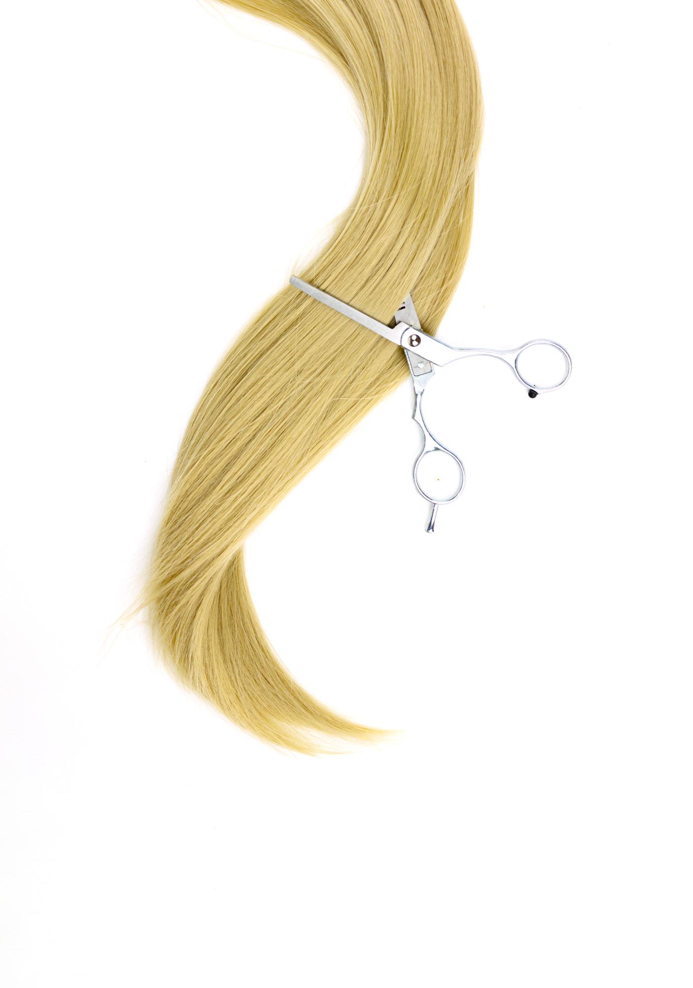 Mecha de cabelo loiro com tesoura de cabeleireiro