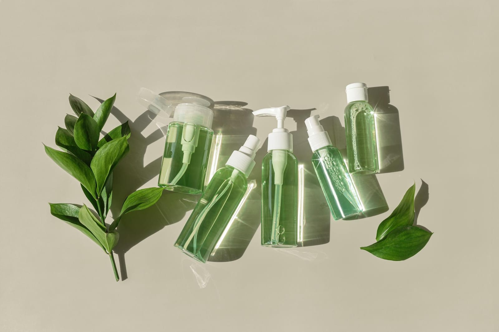 Frascos de produto cosmético com folhagem ao redor